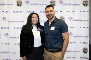 2 people smiling.