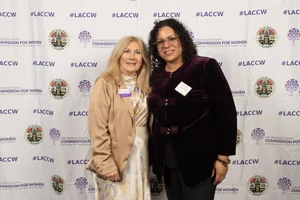 2 women smiling.
