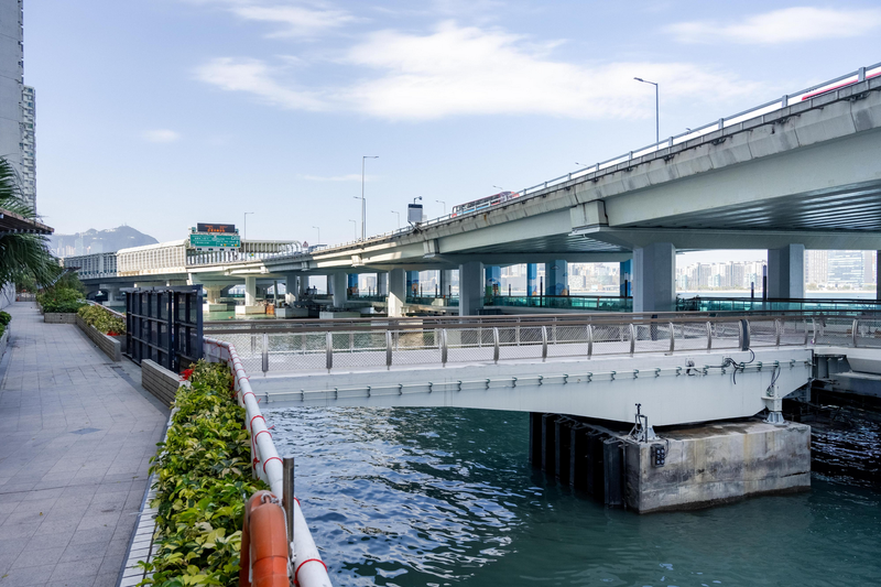 Solving constructability issues of 2.2 km-long boardwalk under Hong Kong highway