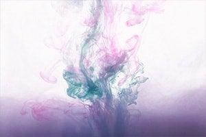 Farbiger Tintenklecks unter Wasser