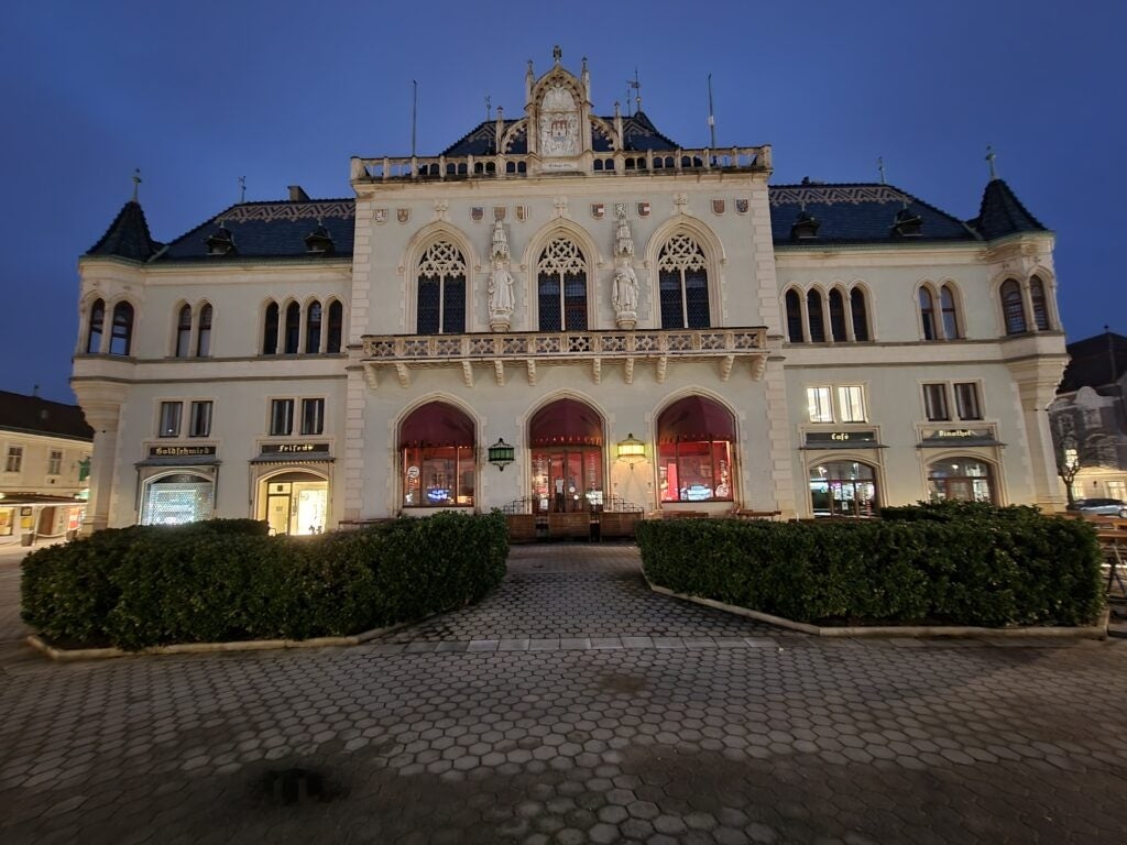 Gebäude bei Nacht Testfoto Samsung Galaxy S21 Ultra 5G