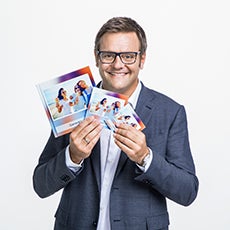 Robert F. Hartlauer mit Fotobüchern