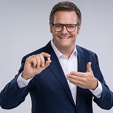 Robert F. Hartlauer mit Hörgerät