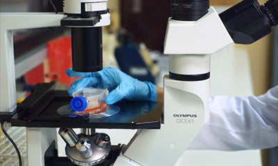 man in een laboratorium met hulpmiddel in zijn hand