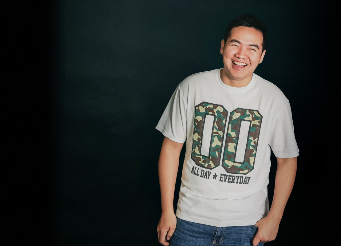 Picture of Johannes smiling on black screen