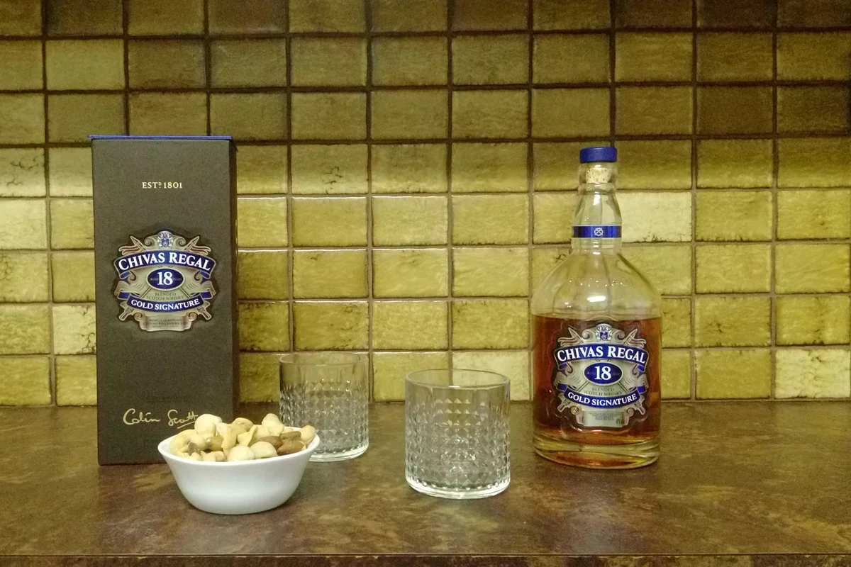 Table setting with an alcoholic beverage