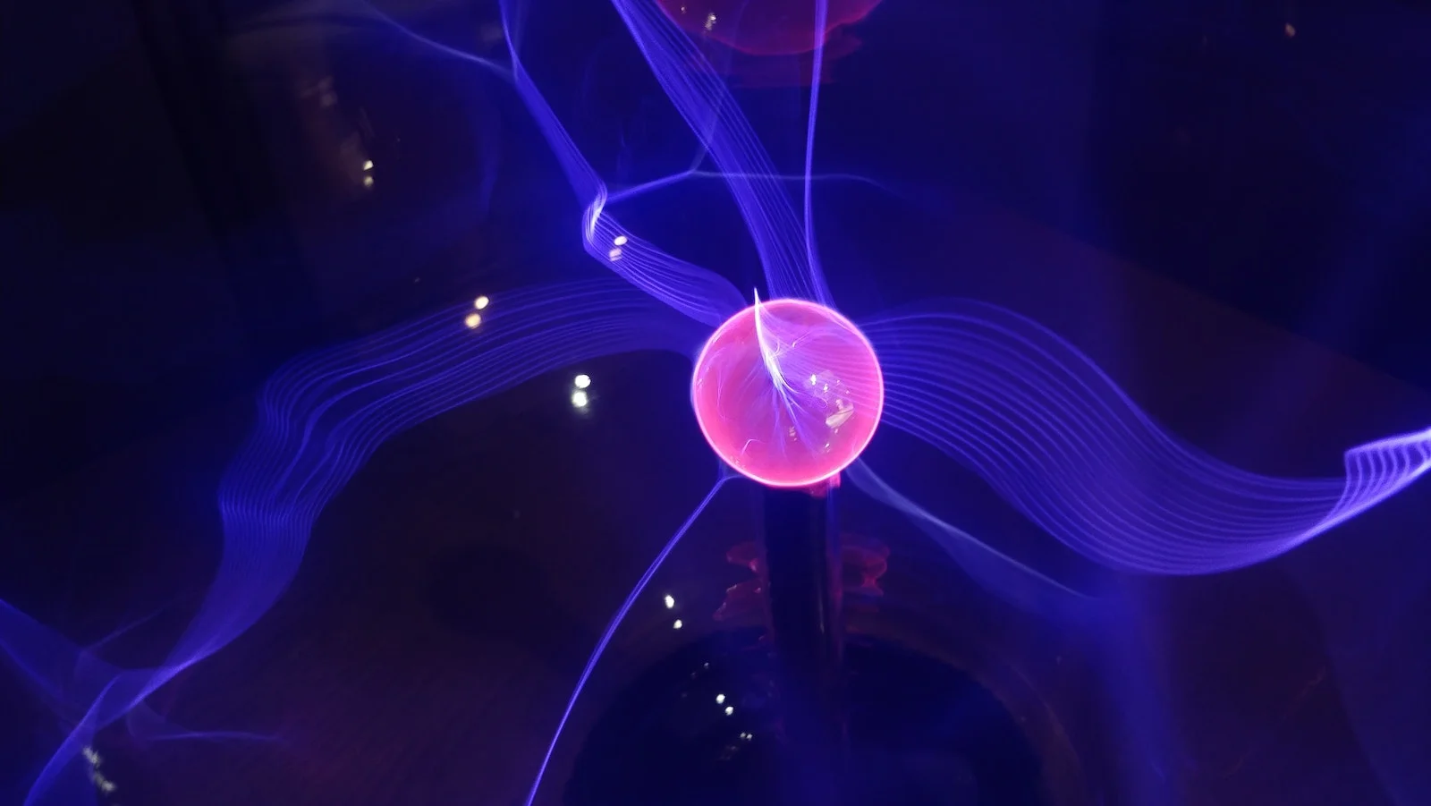 Quantum physics - by Fractal Hassan, Unsplash