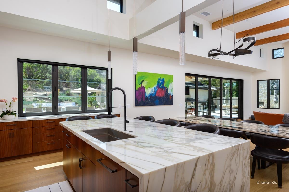 AP338 - Interior of home with VistaLuxe WD LINE windows and doors
