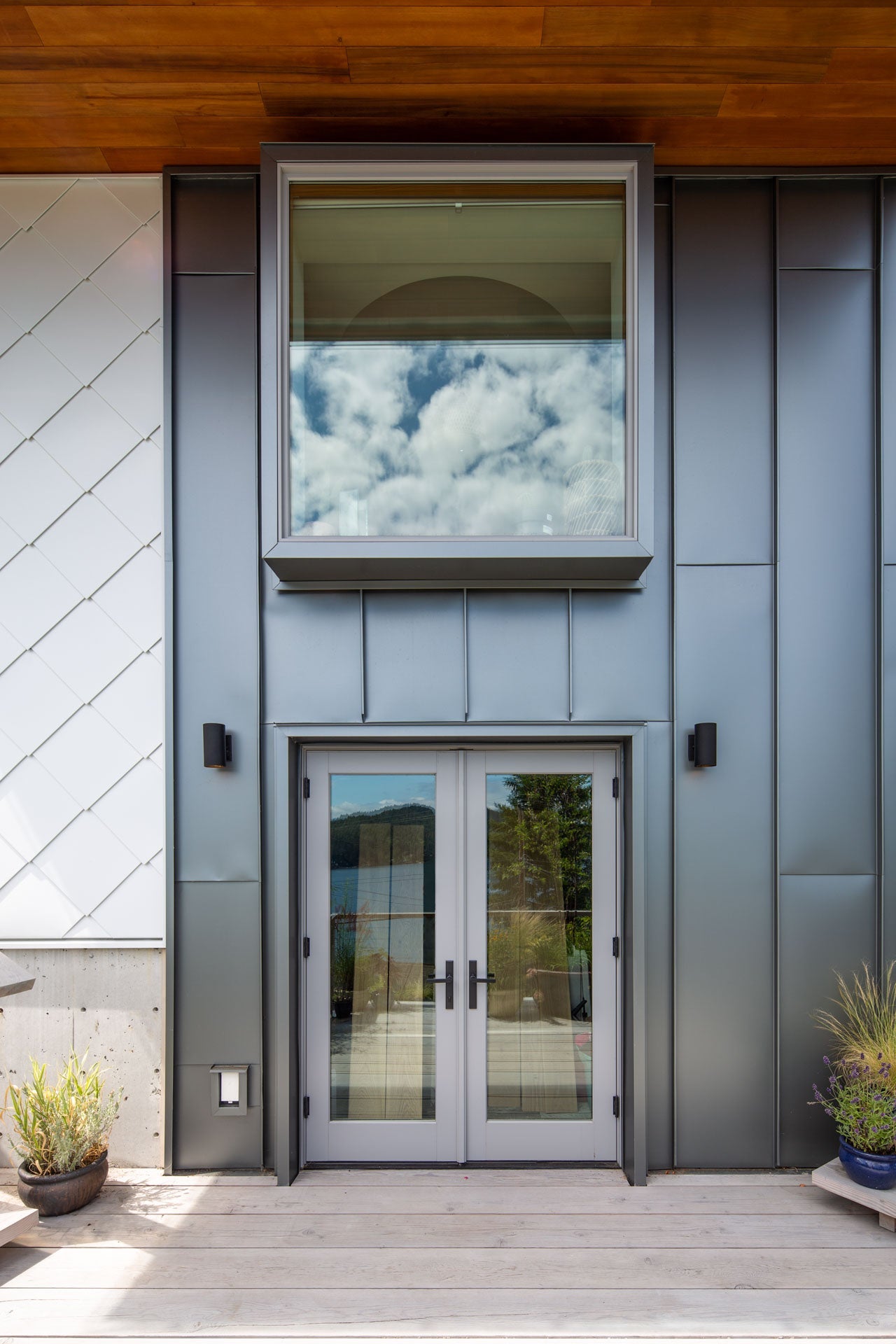 AN645 - front of contemporary home with Ultra Series windows and doors