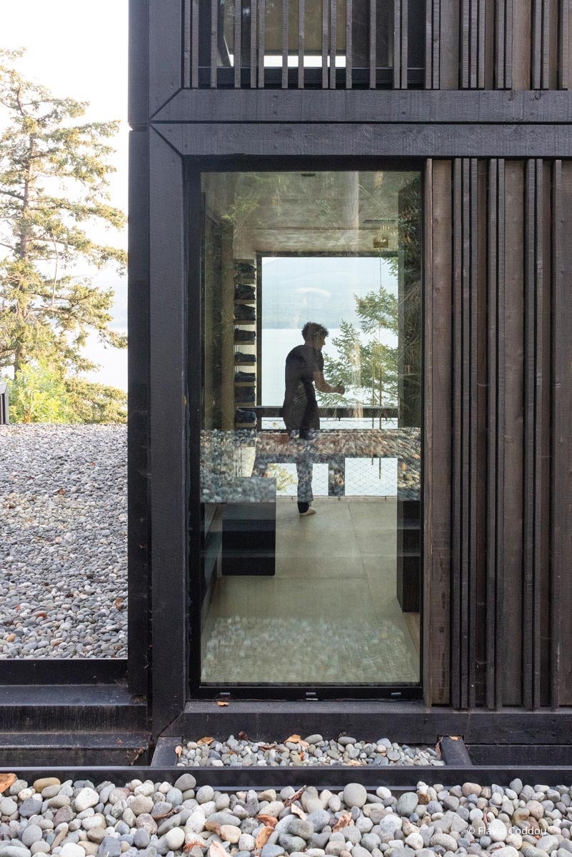 AP711 - Exterior of residential home with VistaLuxe AL LINE windows and doors