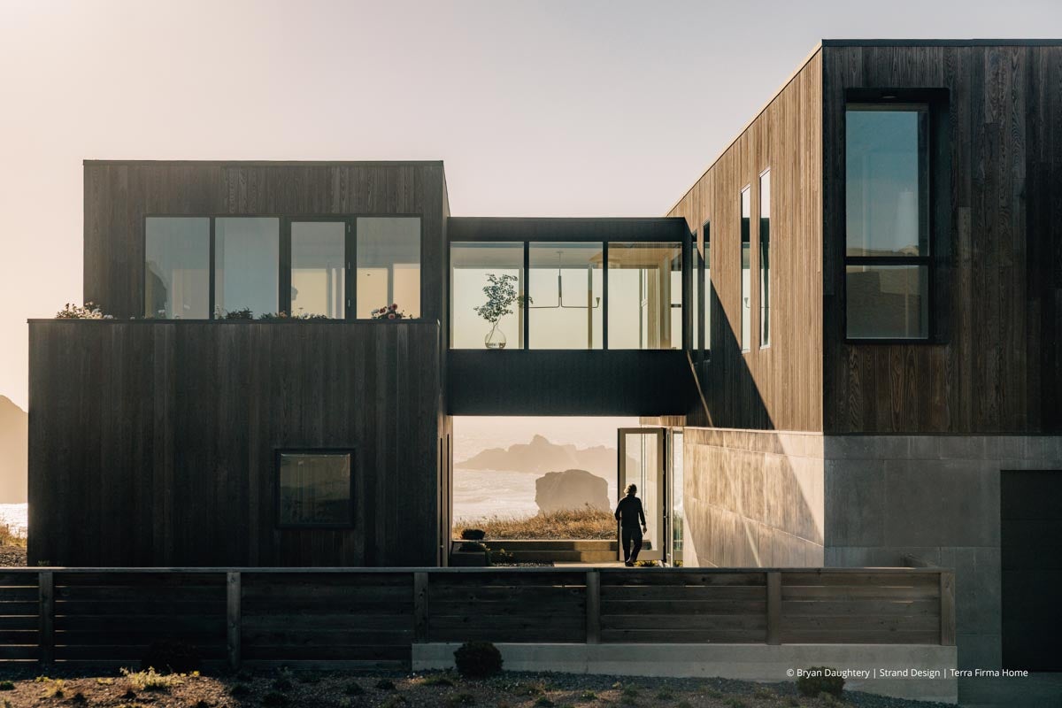 AR224 - Exterior of home with VistaLuxe WD LINE windows and doors