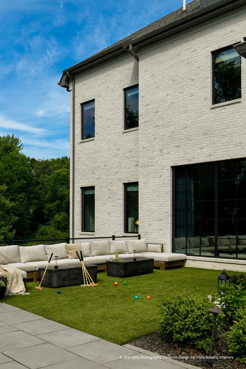 AQ802 - Exterior of home with VistaLuxe WD LINE windows