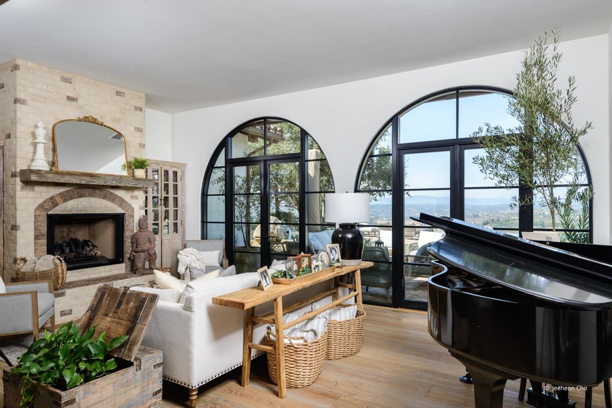 AP292 - Interior of home with VistaLuxe WD LINE windows and doors