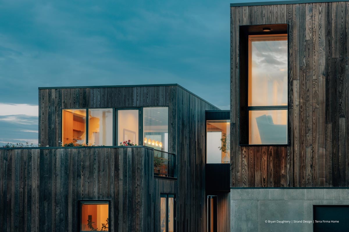 AR252 - Exterior of home with VistaLuxe WD LINE windows and doors
