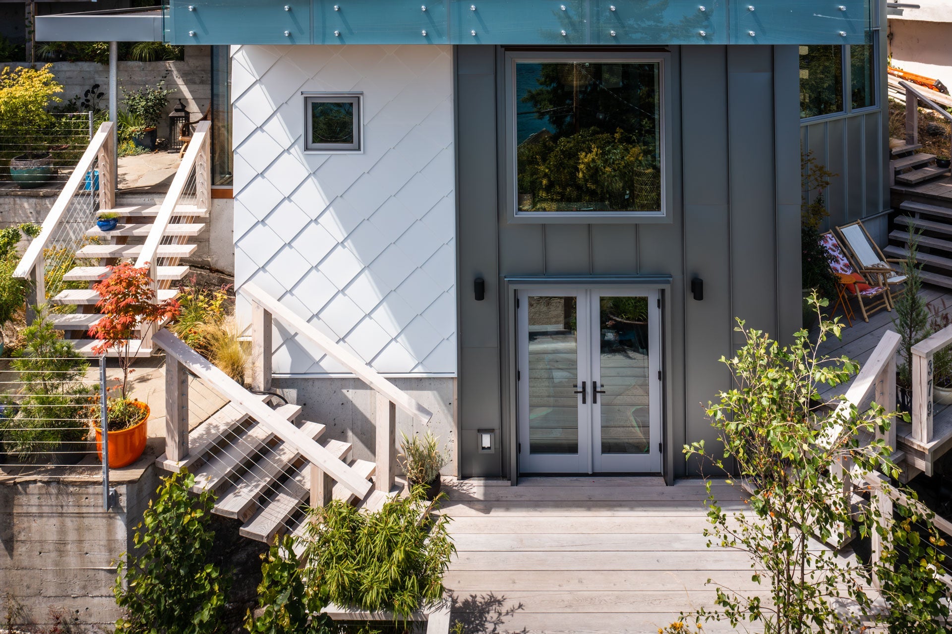 AN625 - front of contemporary home with Ultra Series windows and doors