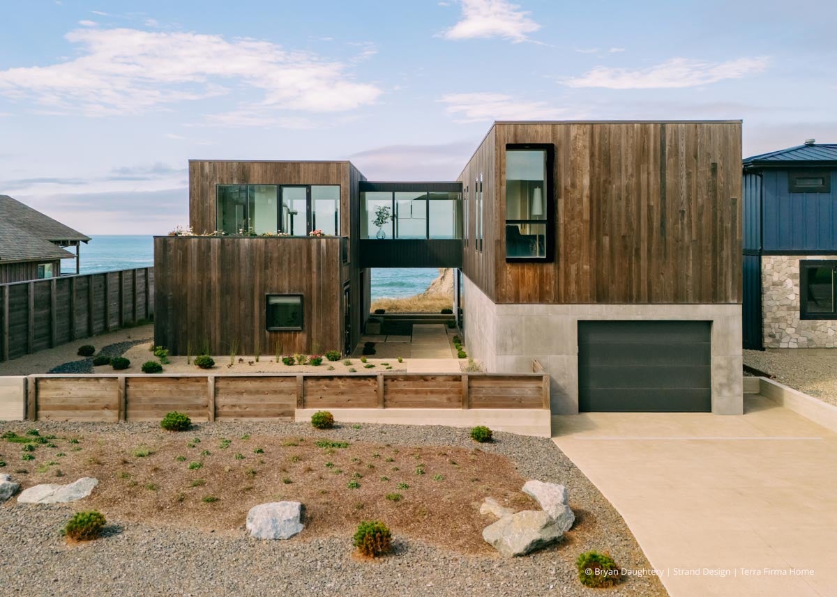 AR200 - Exterior of home with VistaLuxe WD LINE windows and doors