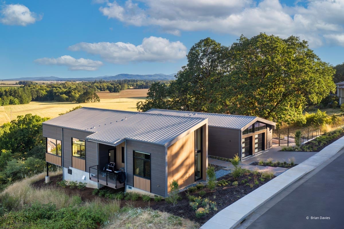 AQ503 - Exterior of home with VistaLuxe AL LINE windows and doors