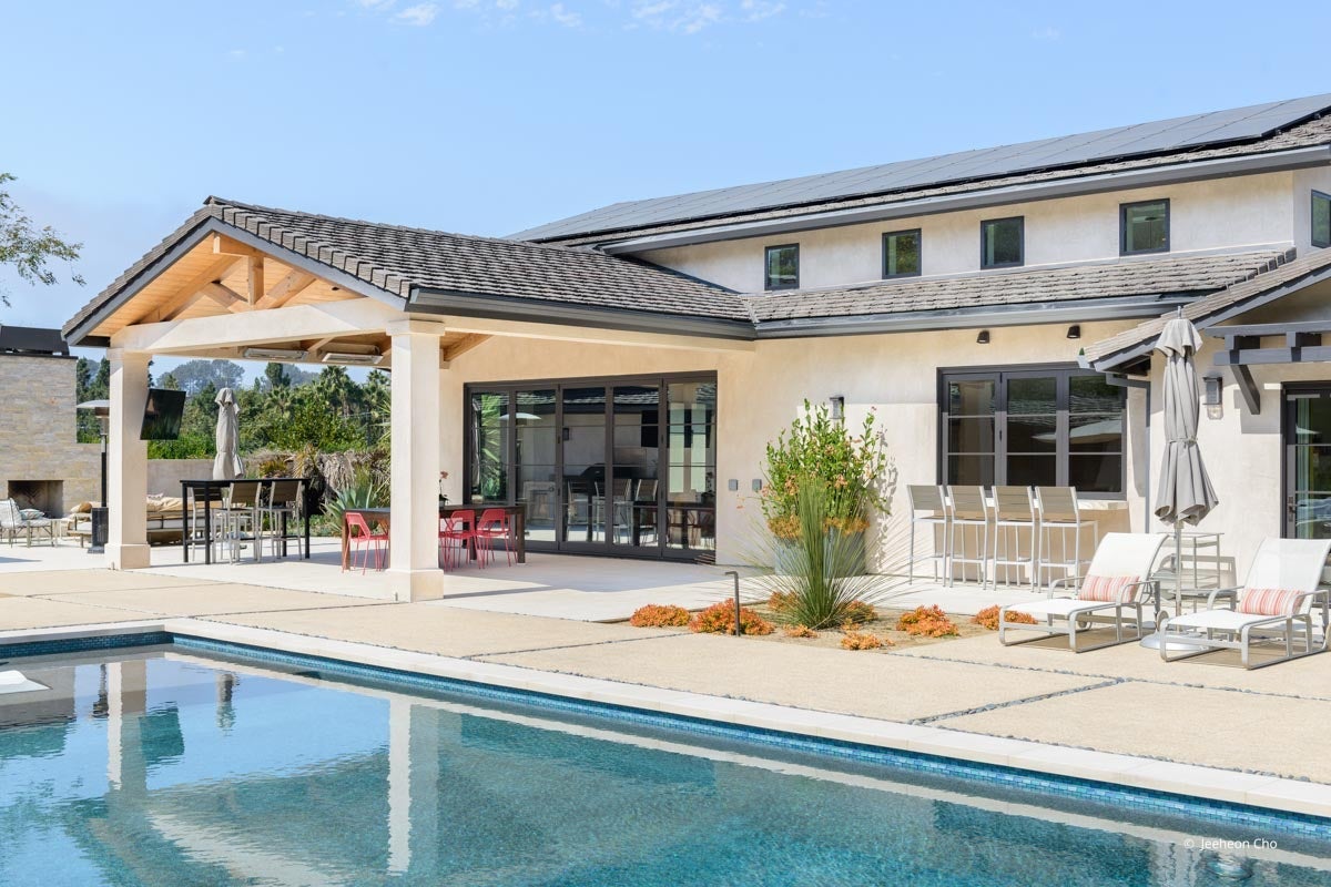 AP354 - Exterior of home with VistaLuxe WD LINE windows and doors