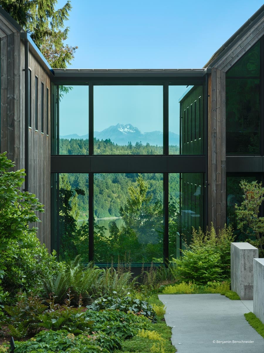 AR703 - Exterior of home with VistaLuxe AL LINE windows and doors