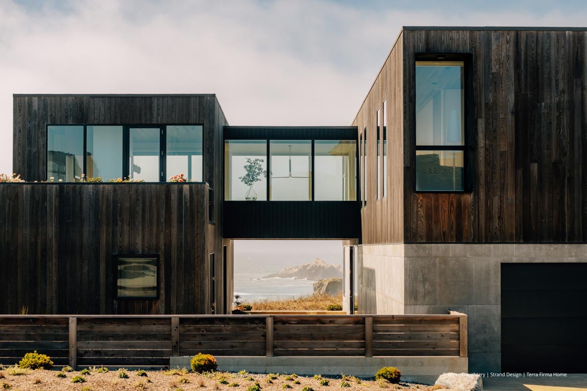 AR226 - Exterior of home with VistaLuxe WD LINE windows and doors