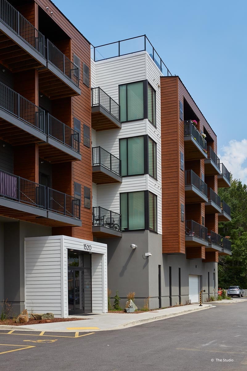 AO925 - Exterior of commercial building with VistaLuxe AL and Forgent windows and doors