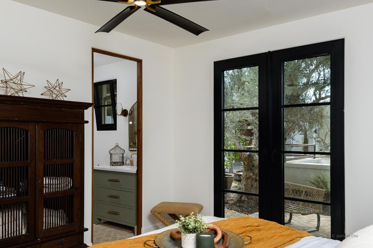 AP265 - Interior of home with VistaLuxe AL LINE windows and doors