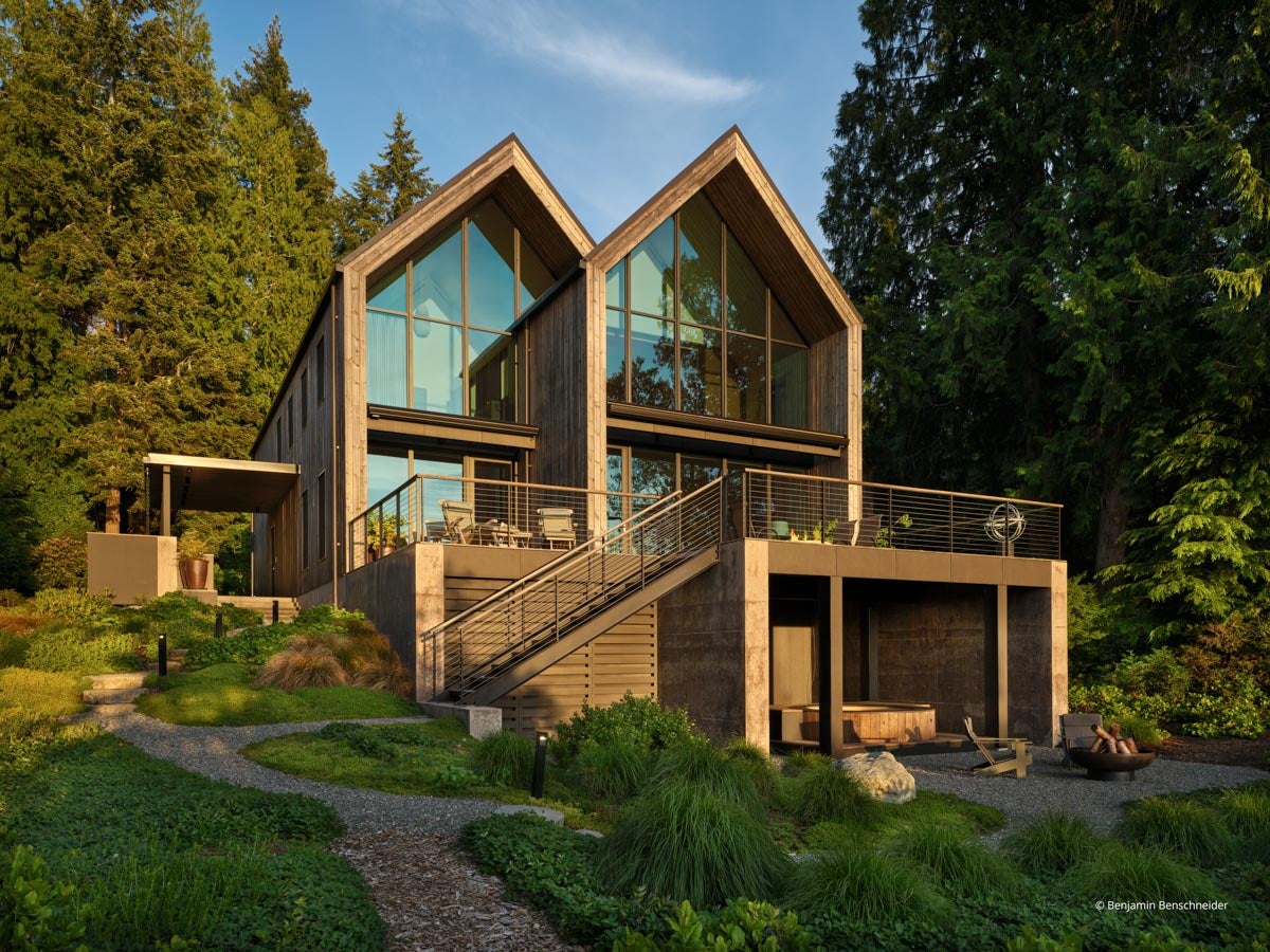 AR717 - Exterior of home with VistaLuxe AL LINE windows and doors