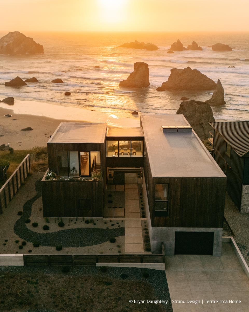 AR240 - Exterior of home with VistaLuxe WD LINE windows and doors