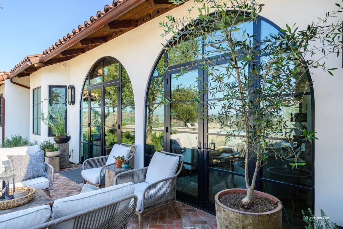 AP226 - Exterior of home with VistaLuxe AL & WD LINE windows and doors