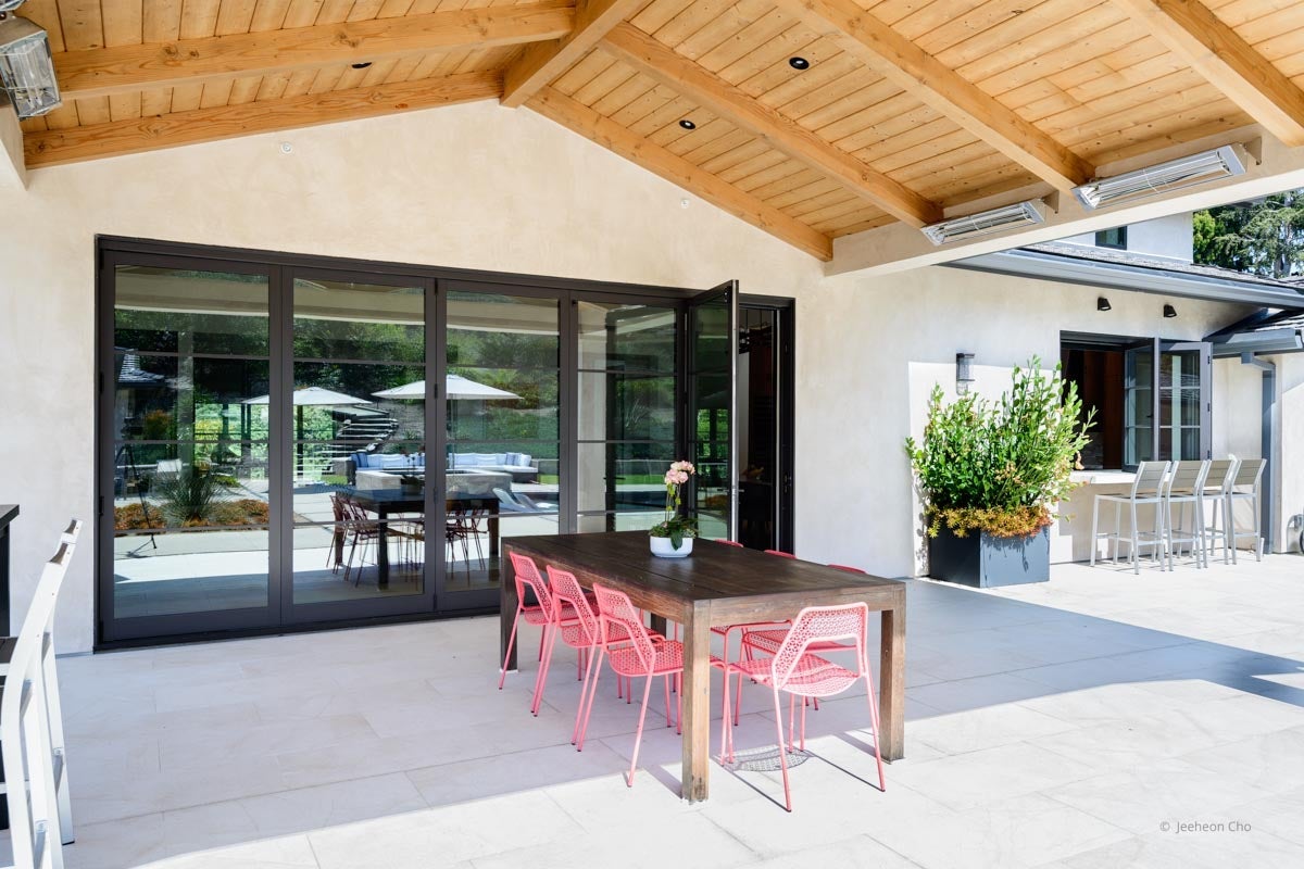 AP349 - Exterior of home with VistaLuxe WD LINE windows and doors