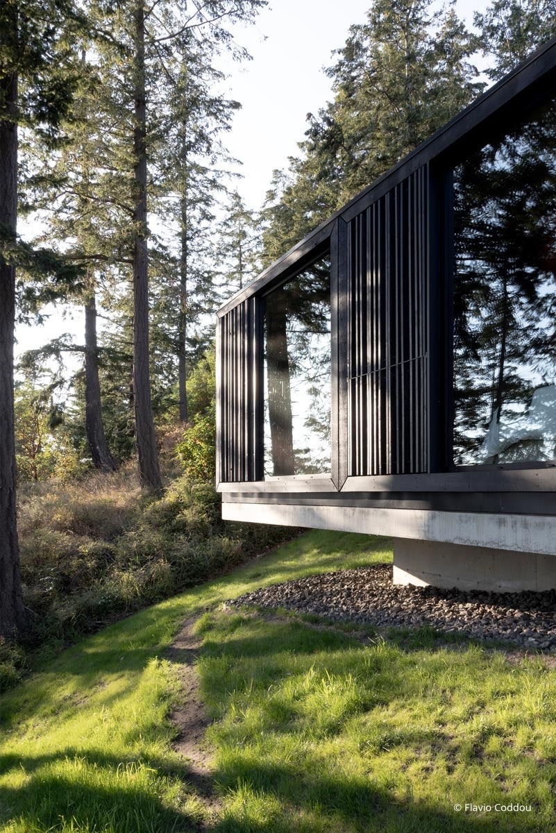AP705 - Exterior of residential home with VistaLuxe AL LINE windows and doors