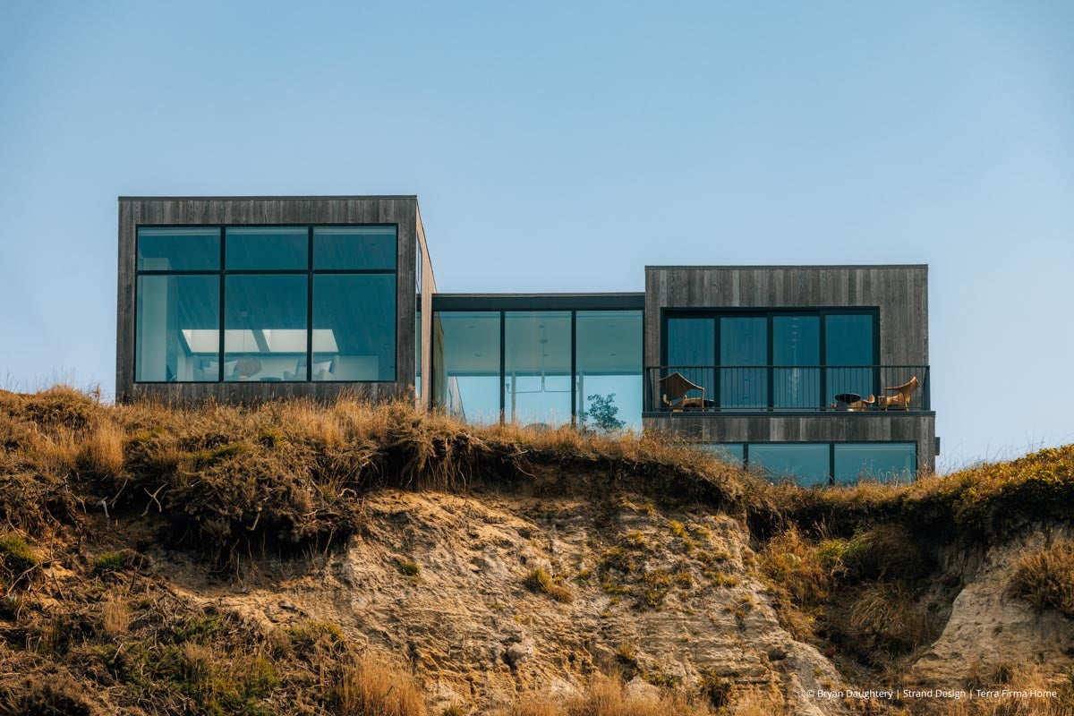 AR219 - Exterior of home with VistaLuxe WD LINE windows and doors