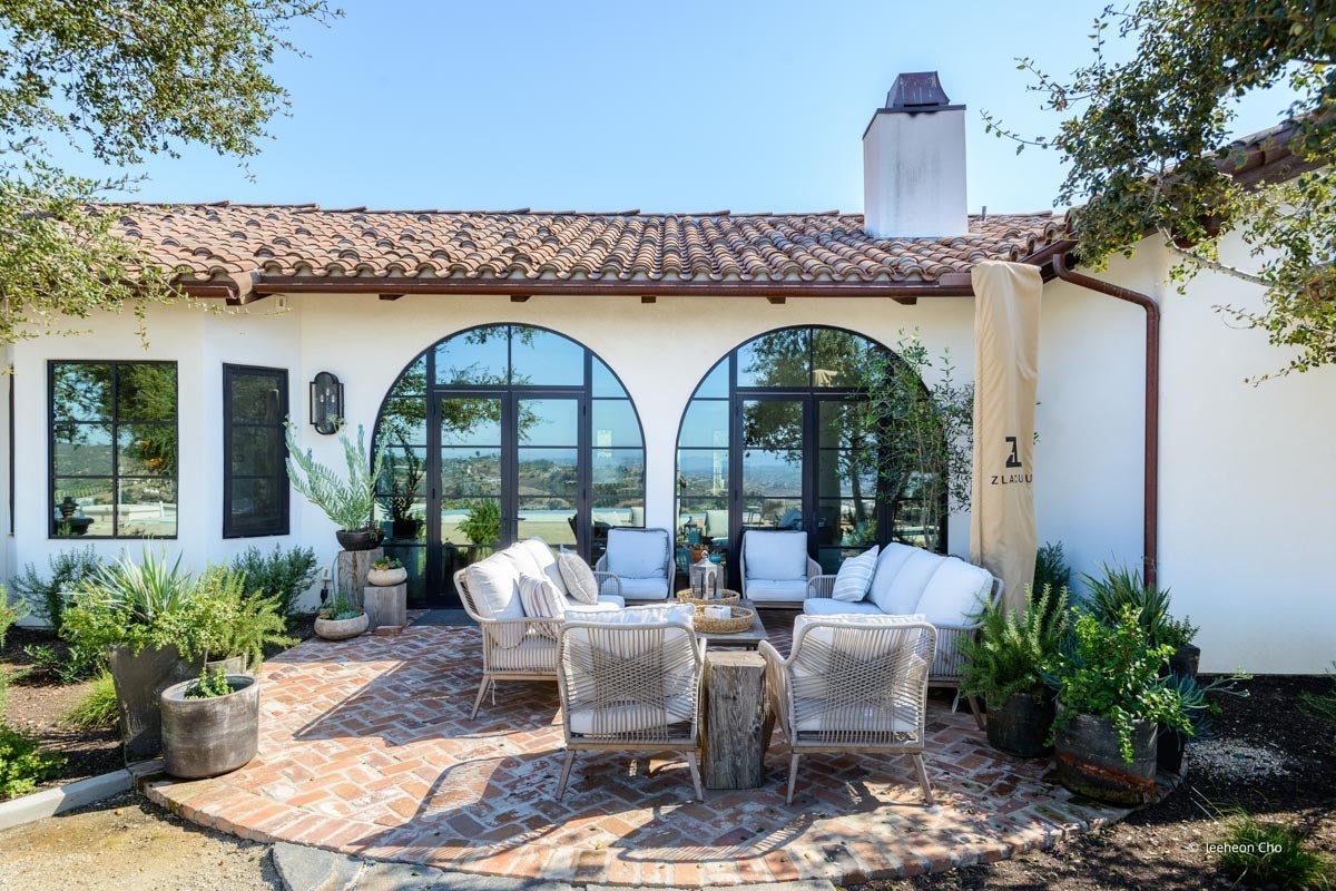 AP224 - Exterior of home with VistaLuxe AL & WD LINE windows and doors