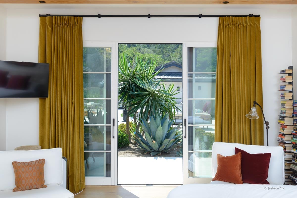 AP321 - Interior of home with VistaLuxe WD LINE windows and doors