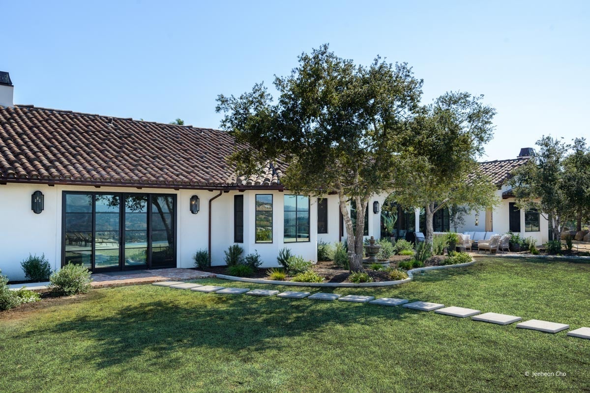 AP237 - Exterior of home with VistaLuxe AL & WD LINE windows and doors