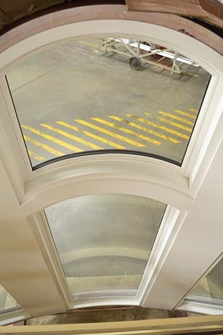CS60-5, Unique Radius Mull Unit with Curved Glass (interior closeup)