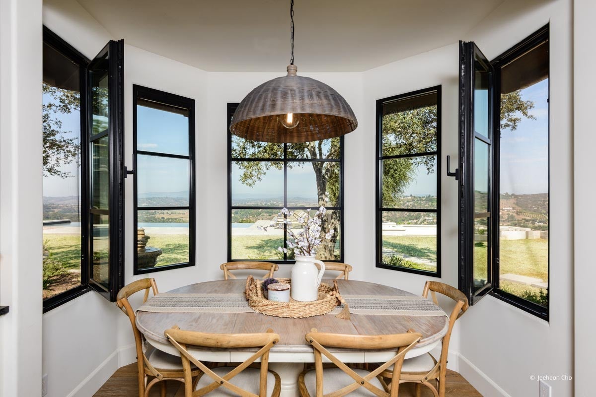 AP286 - Interior of home with VistaLuxe AL LINE windows