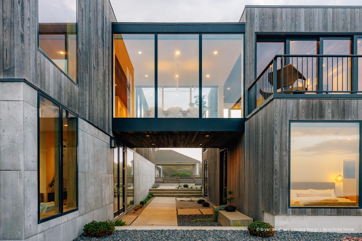 AR237 - Exterior of home with VistaLuxe WD LINE windows and doors