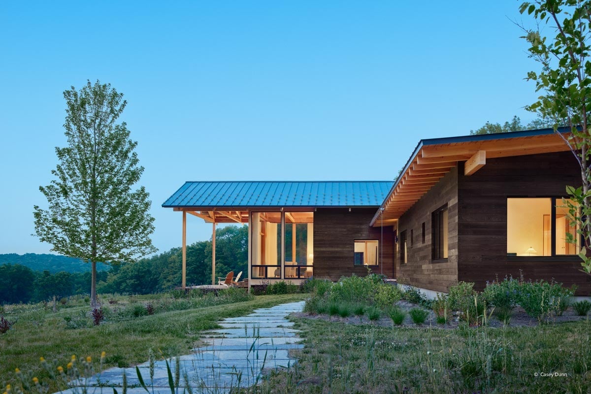 AQ105 - Exterior of home with VistaLuxe WD LINE windows and doors