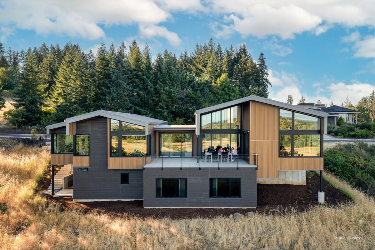 AQ504 - Exterior of home with VistaLuxe AL LINE windows and doors