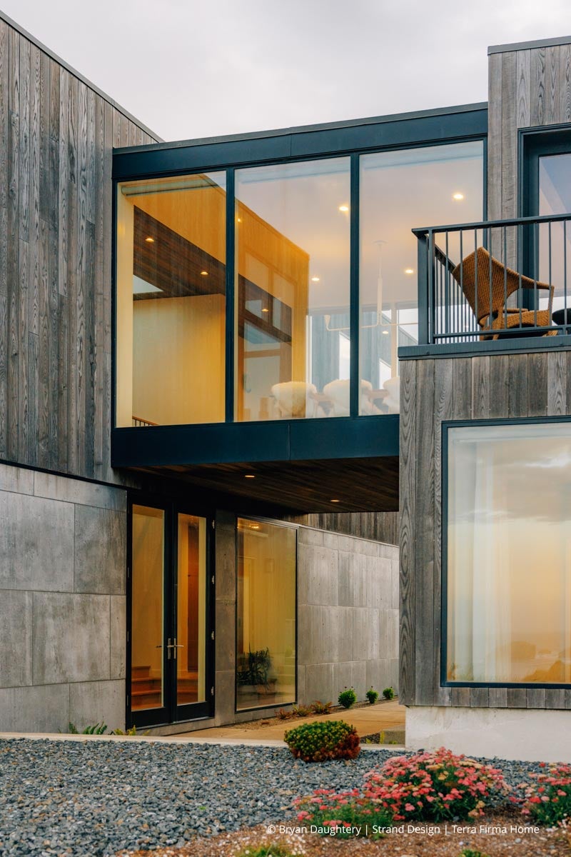 AR238 - Exterior of home with VistaLuxe WD LINE windows and doors
