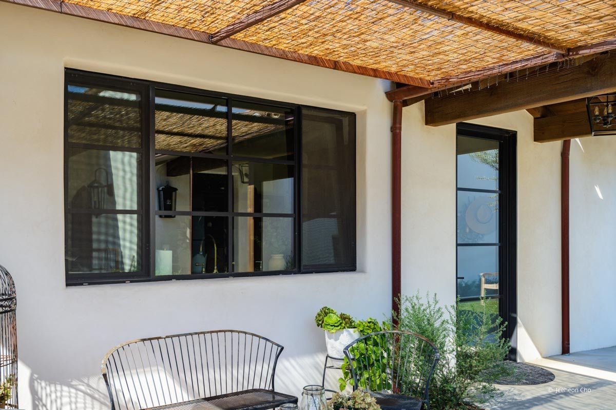 AP222 - Exterior of home with VistaLuxe AL LINE windows and doors