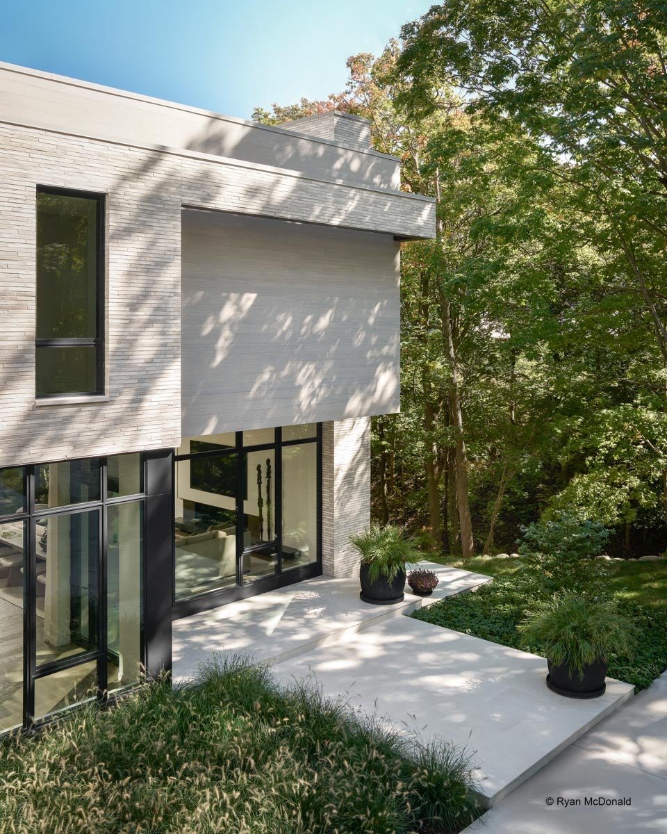 AR302 - Exterior of home with VistaLuxe WD LINE windows and doors