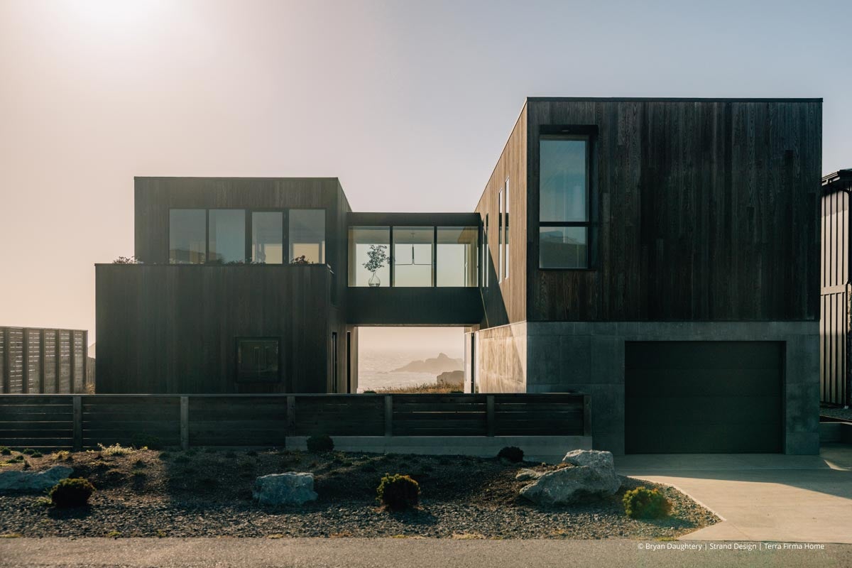 AR223 - Exterior of home with VistaLuxe WD LINE windows and doors