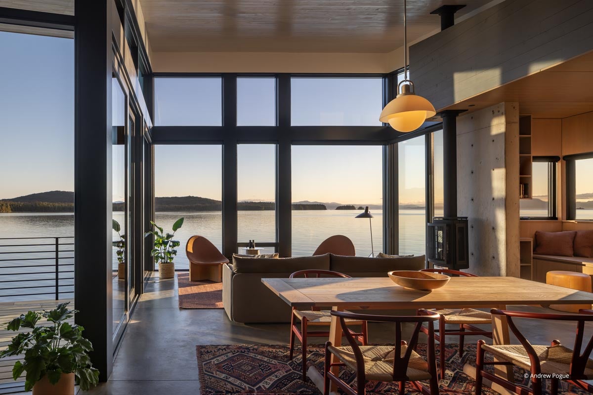 A room with a large VistaLuxe WD LINE lift & slide door, direct sets and awning windows