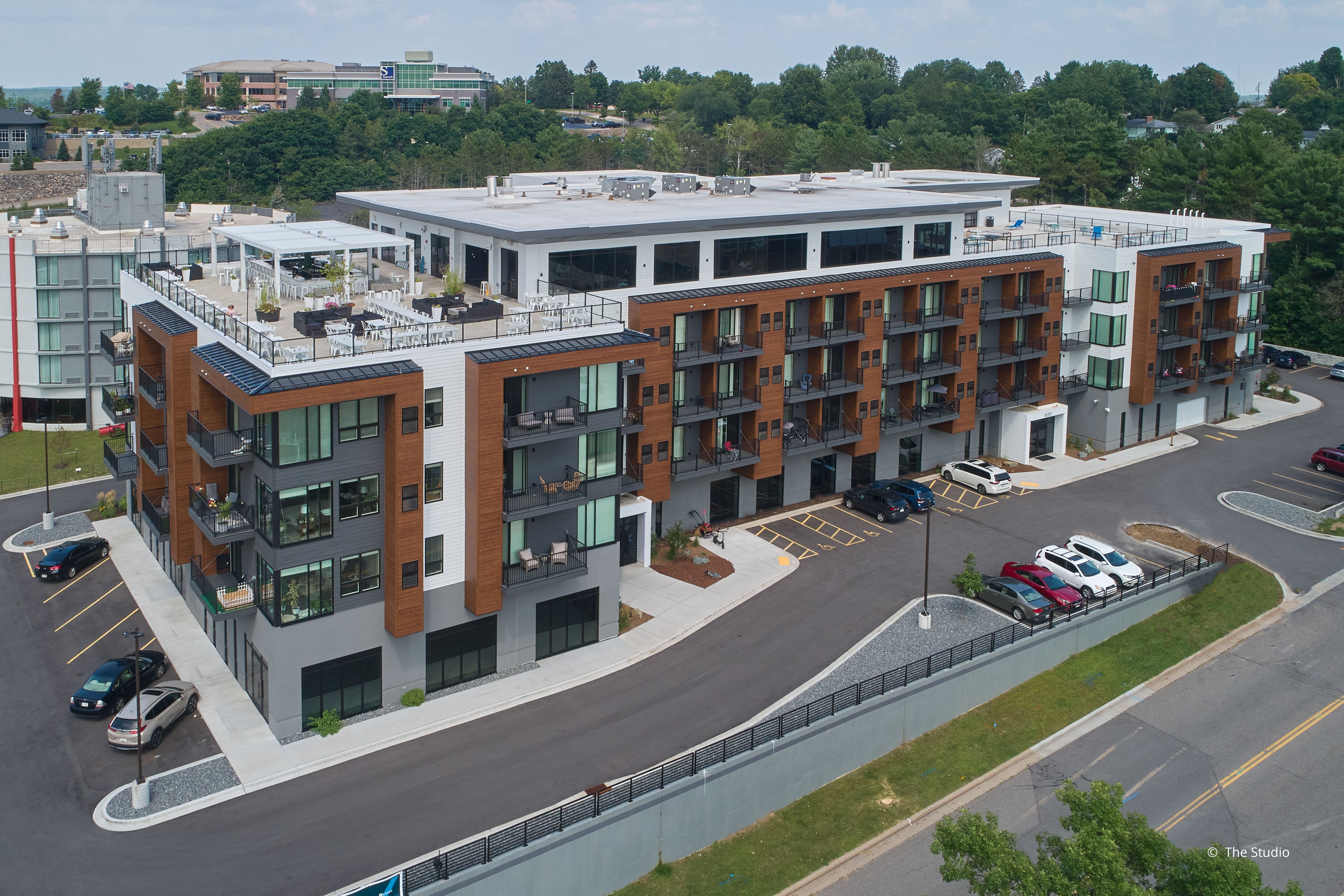 AO910 - Exterior of commercial building with VistaLuxe AL and Forgent windows and doors