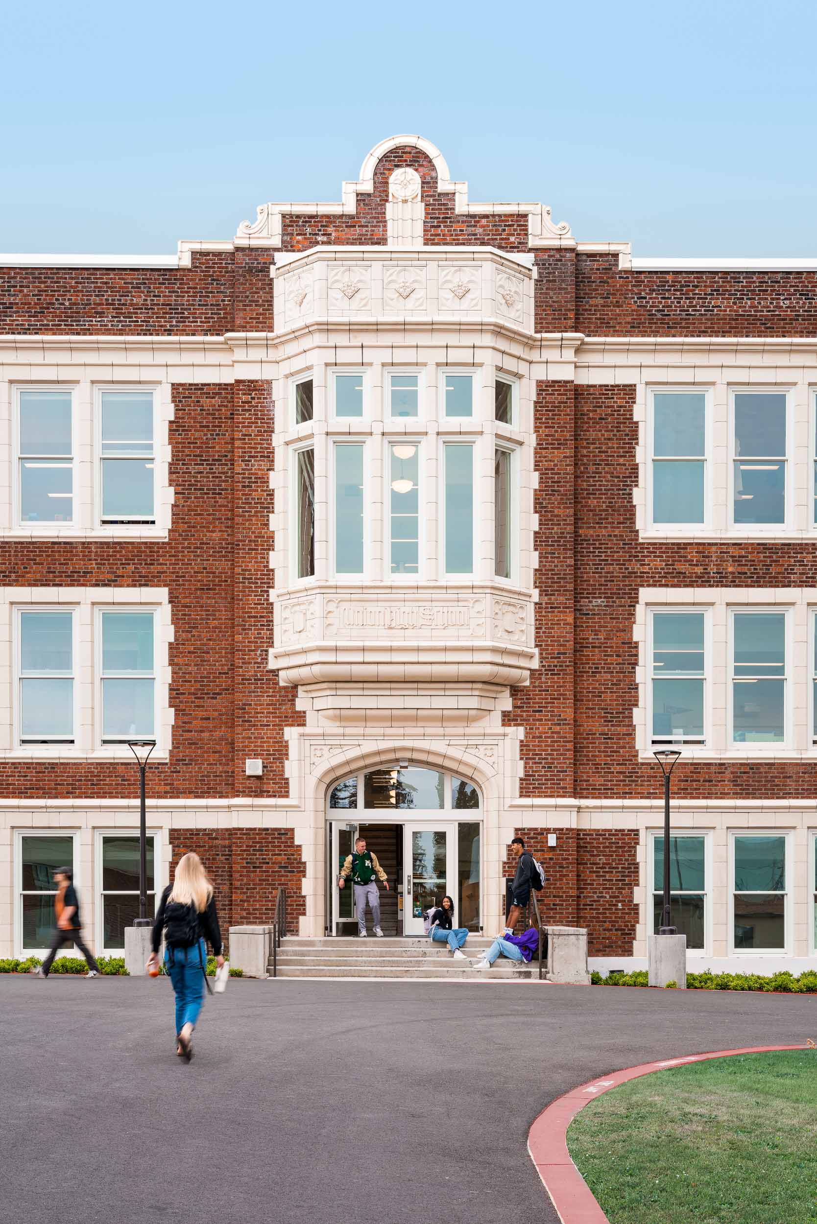 AN902 - Exterior of school with Ultra Series windows