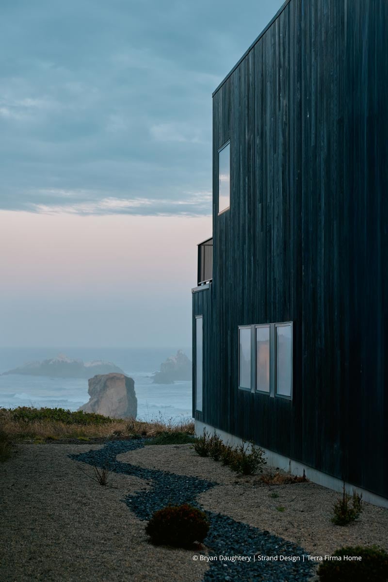 AR260 - Exterior of home with VistaLuxe WD LINE windows and doors