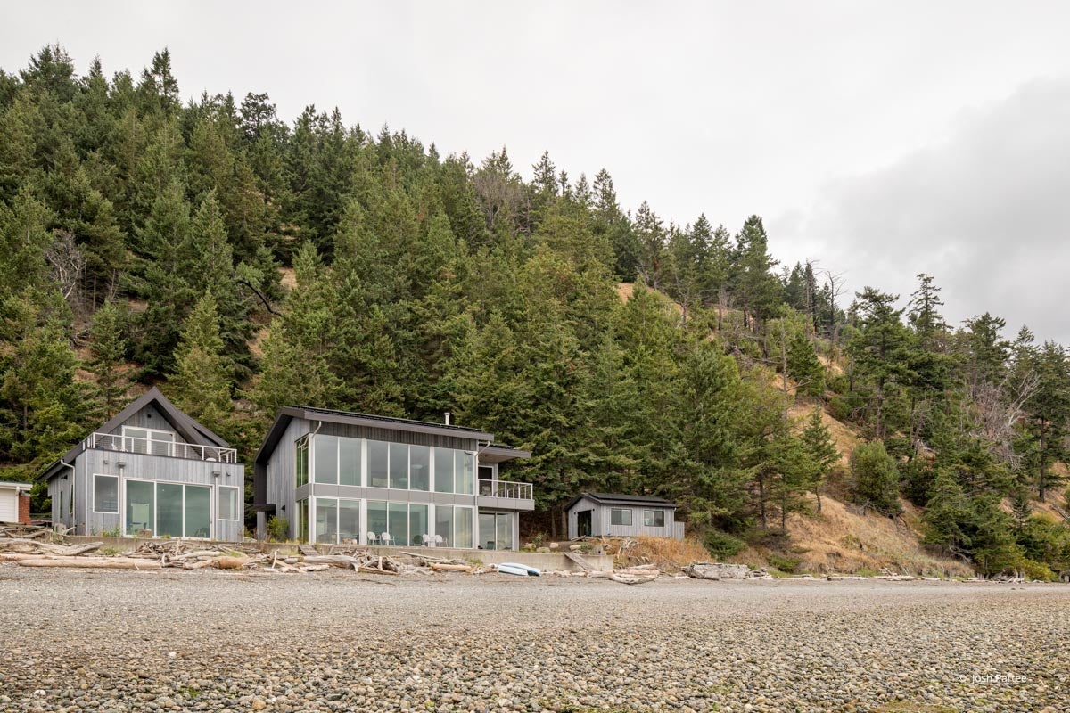 AO401 – Exterior of waterfront home with VistaLuxe windows and doors