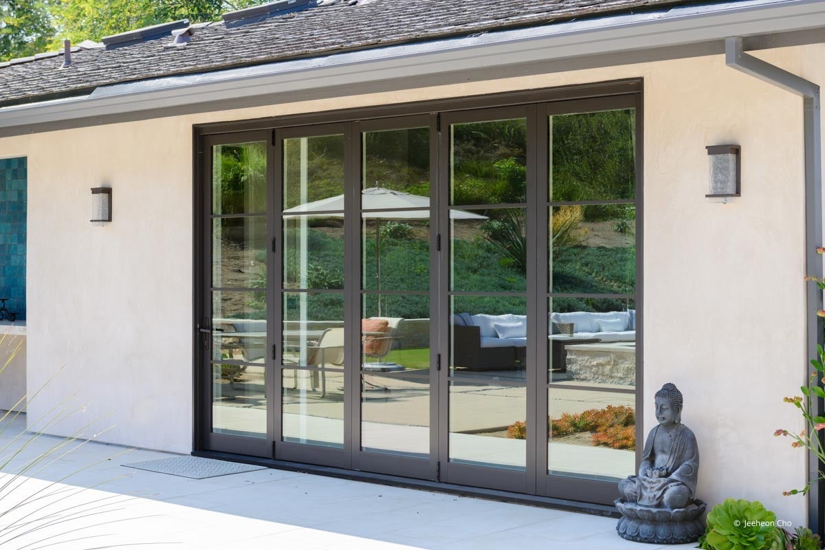 AP367 - Exterior of home with VistaLuxe WD LINE windows and doors